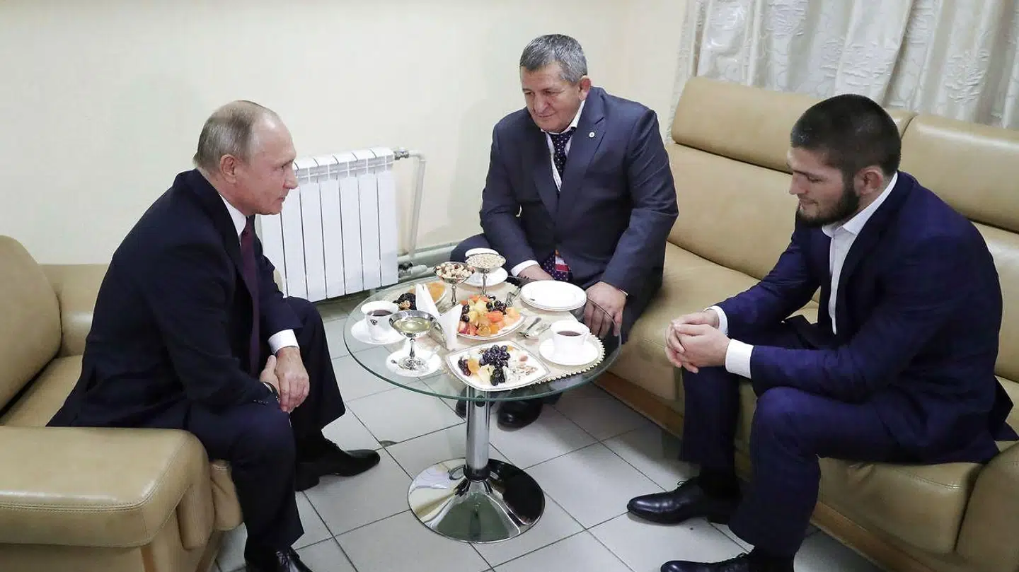 Khabib Nurmagomedov (th) og hans far (midten) mødtes onsdag med den russiske præsident Vladimir Putin.