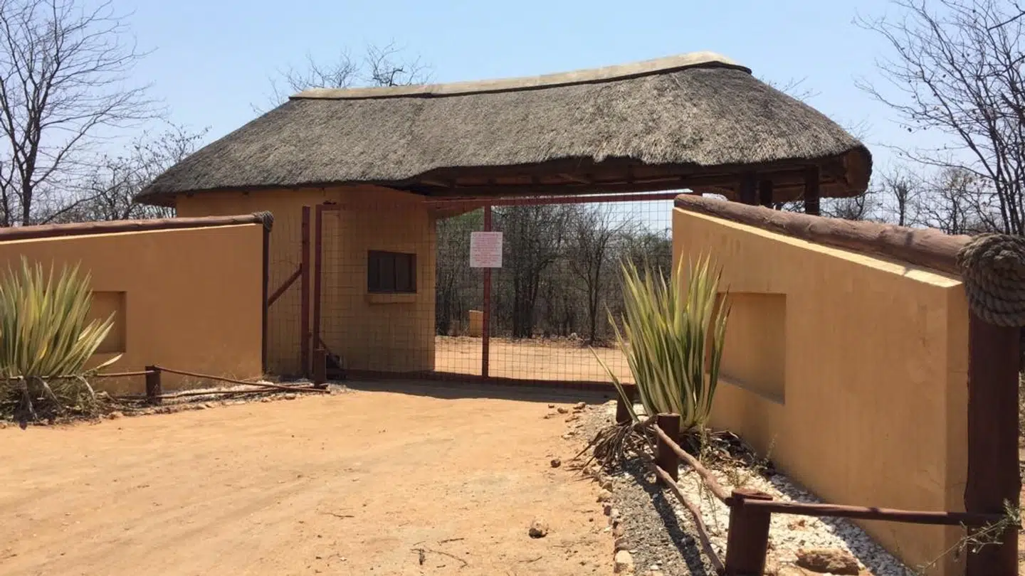 Her er indgangen til det hus, som Britta Nielsen ejer i Sydafrika ved Kruger Nationalpark