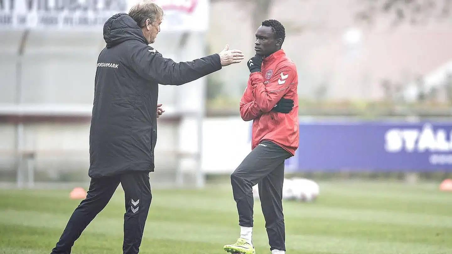 Pione Sisto og landstræner Åge Hareide ved fodboldlandsholdets træning på Vildbjerg Stadion, onsdag 10. oktober 2018.