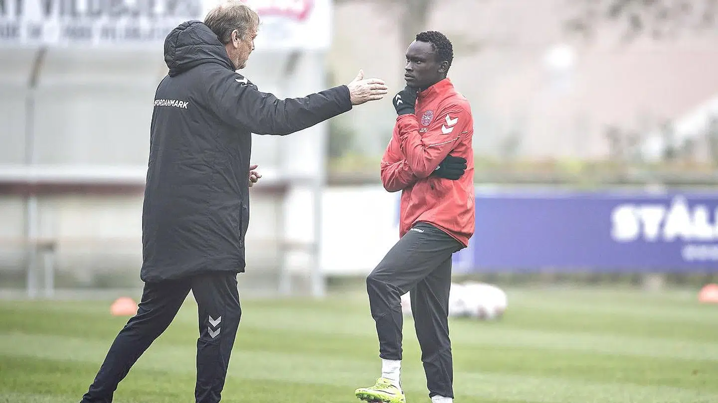 Pione Sisto og landstræner Åge Hareide ved fodboldlandsholdets træning på Vildbjerg Stadion, onsdag 10. oktober 2018.