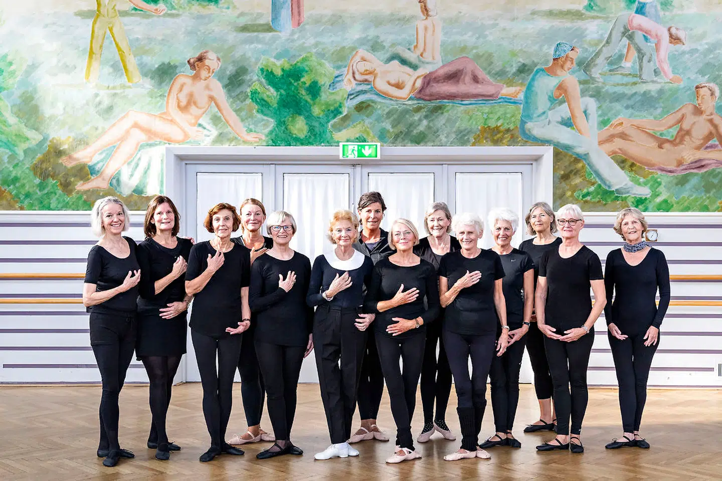 Susanne Heering fotograferet med de kvinder, som hun underviser hver fredag formiddag.