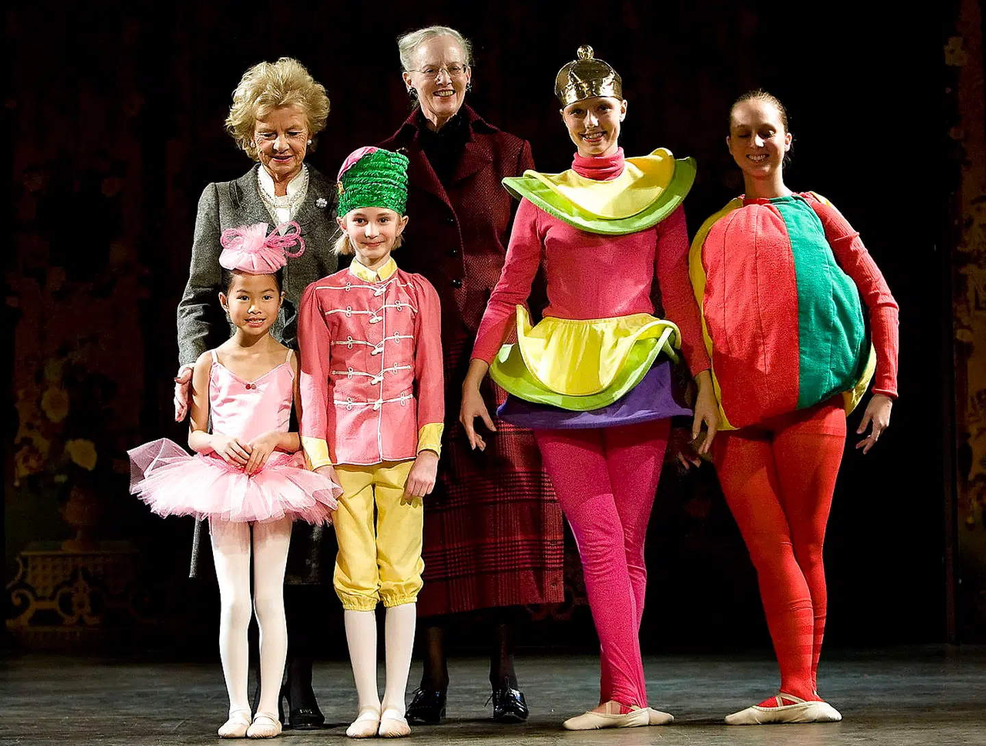 Dronning Margrethe og Susanne Heering samt børn fra Susanne Heerings Balletskole deltager i pressemødet om forestillingen 'Den Standhaftige Tinsoldat' tirsdag 6. november 2007.
