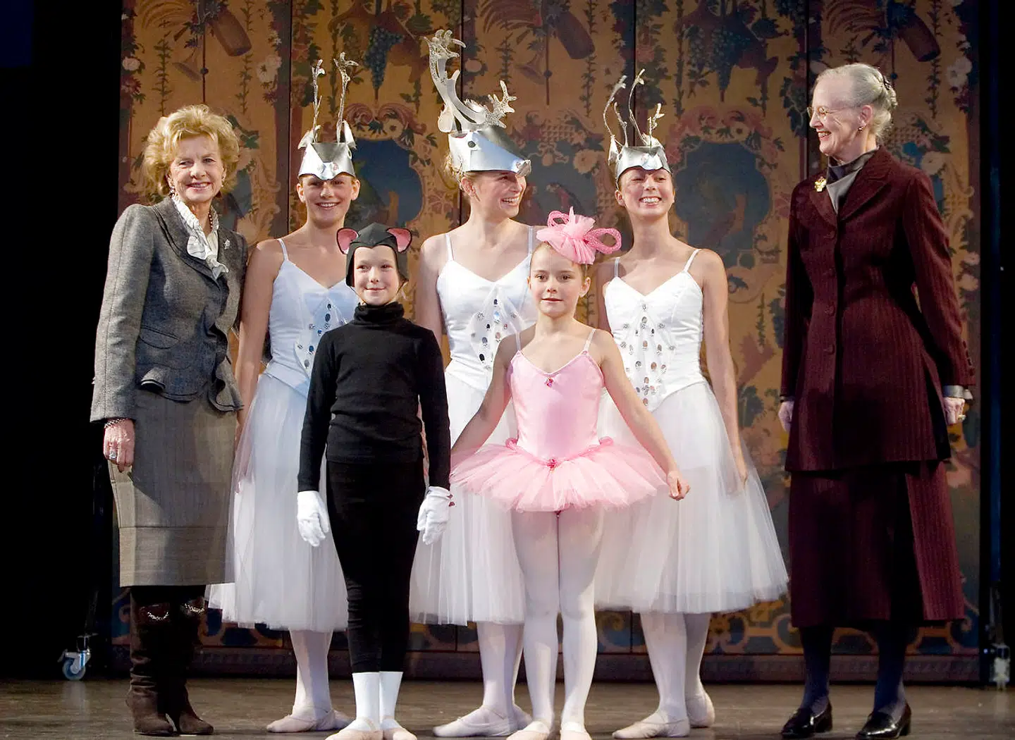 Pressemøde på Hofteatret, hvor Dronning Margrethe fortæller om sin scenografi til Susanne Heering' ballet 'Tolv med posten'.