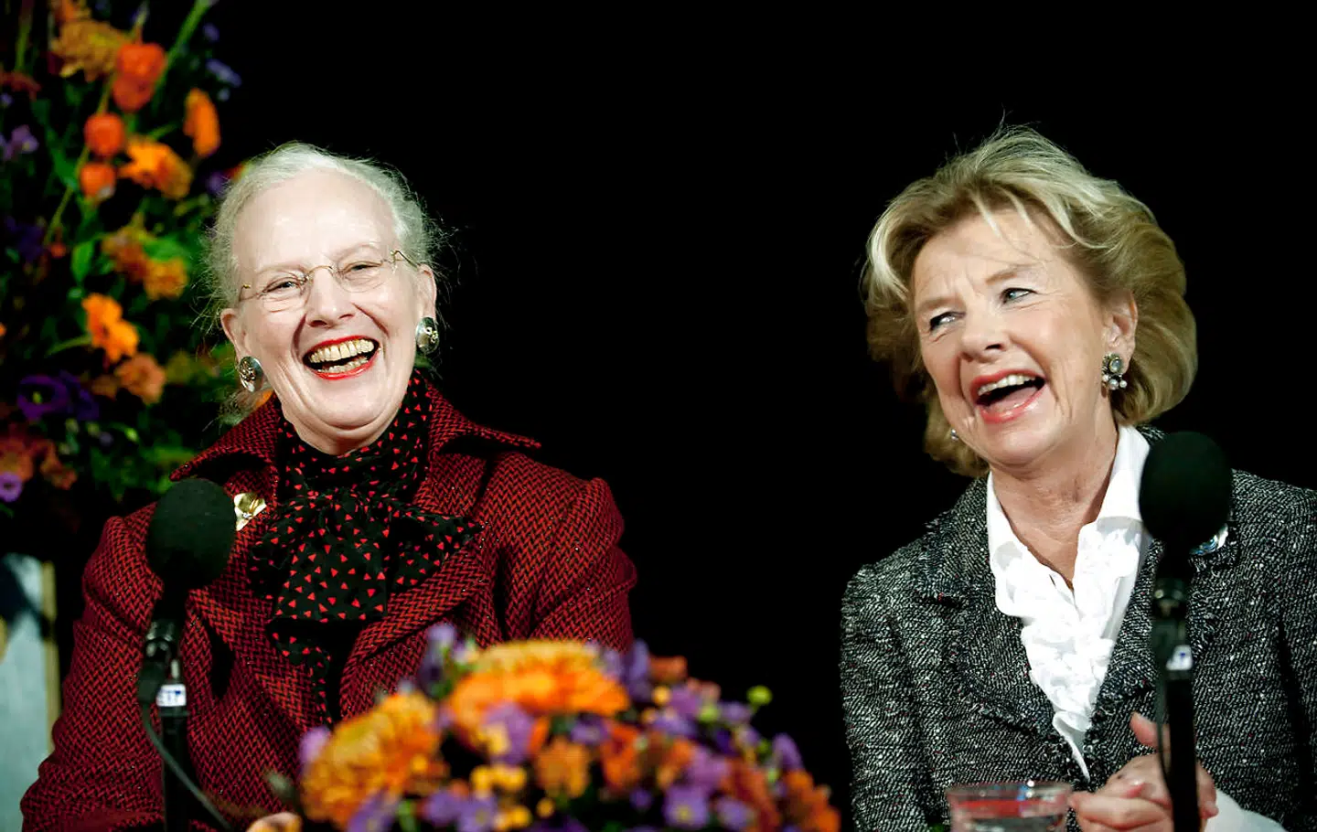 Dronningen og Susanne Heering fotograferet ved et pressemøde i 2010 om balletten 'En Tivolidrøm.'