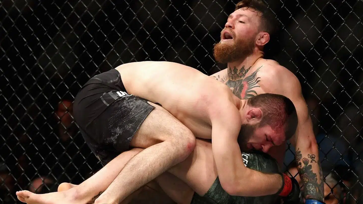 Khabib Nurmagomedov mod Conor McGregor.