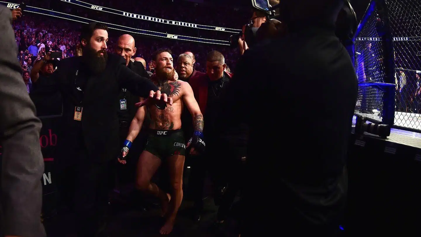 Conor McGregor måtte eskorteres ud.