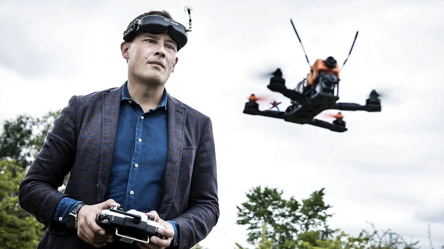 Redaktionen bag 'So Ein Ding' på DR2 er blevet fyret under onsdagens fyringsrunde i DR. Vært Nikolaj Sonne er dog ikke umiddelbart berørt, da han er freelancer og således ikke ansat i DR. Her ses han flyve med en quadrokopter.