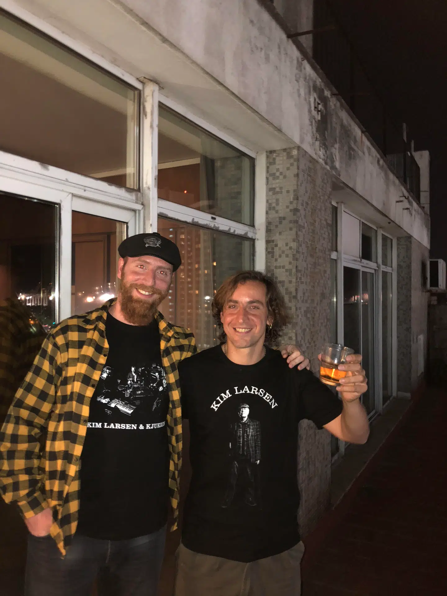 I den ternede skjorte broren Fernando.