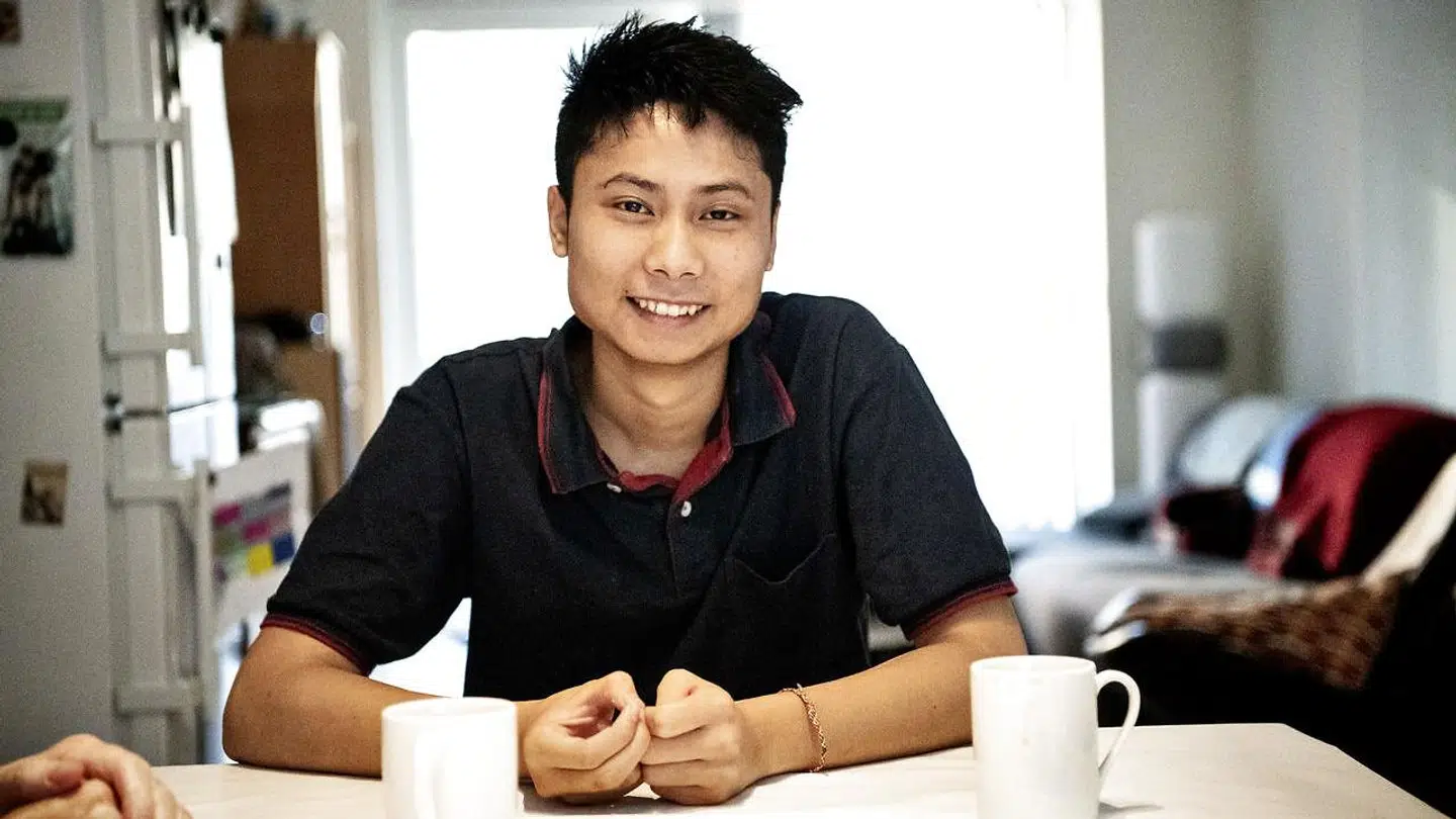 Sirapat Kamminsen, der som dreng blev udvist af Danmark til Thailand. Senere kom han tilbage til Danmark, blev genforenet med sin familie og er nu kokkeelev i Michelin-restauranten Kiin Kiin.