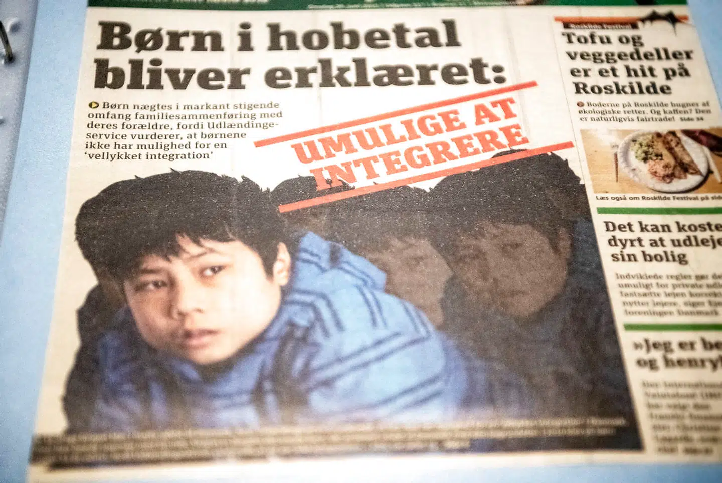 Sirapat Kamminsen, der som dreng blev udvist af Danmark til Thailand. Senere kom han tilbage til Danmark, blev genforenet med sin familie og er nu kokkeelev i Michelin-restauranten Kiin Kiin.