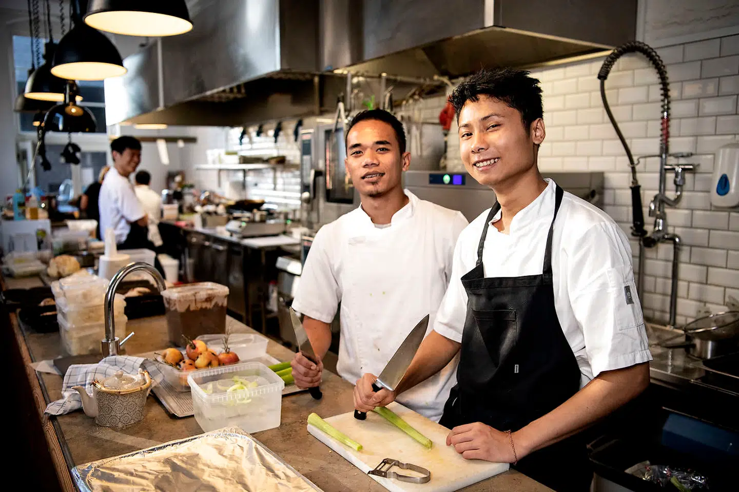 Sirapat i køkkenet hos Kiin Kiin VeVe sammen med sin køkkenchef Samuel.