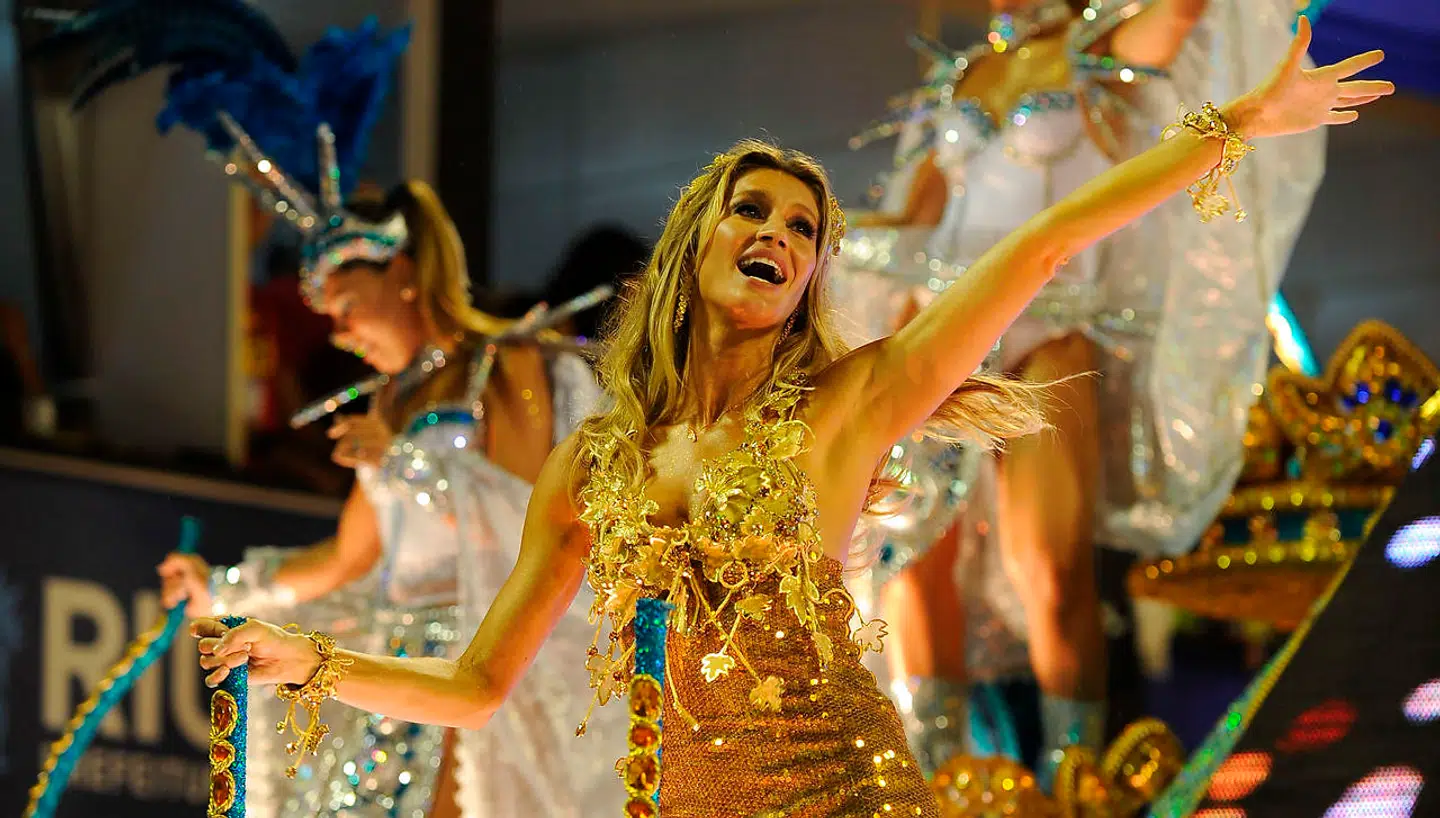 Den brasilianske supermodel Giselle Bundchen optræder på Sambadromen i Rio de Janeiro i 2011.