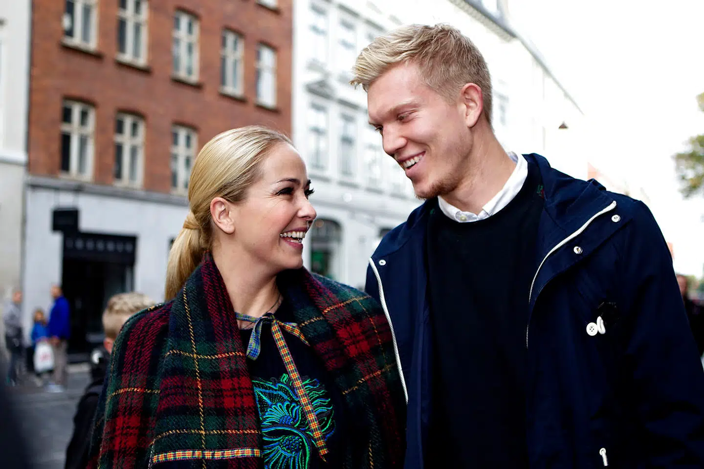 Ibi Støving og Simon Makienok ses her sammen ved et bryllup i 2013 hos tv-værten Jesp Dorph-Petersen og kæresten Louise Lehrmann.