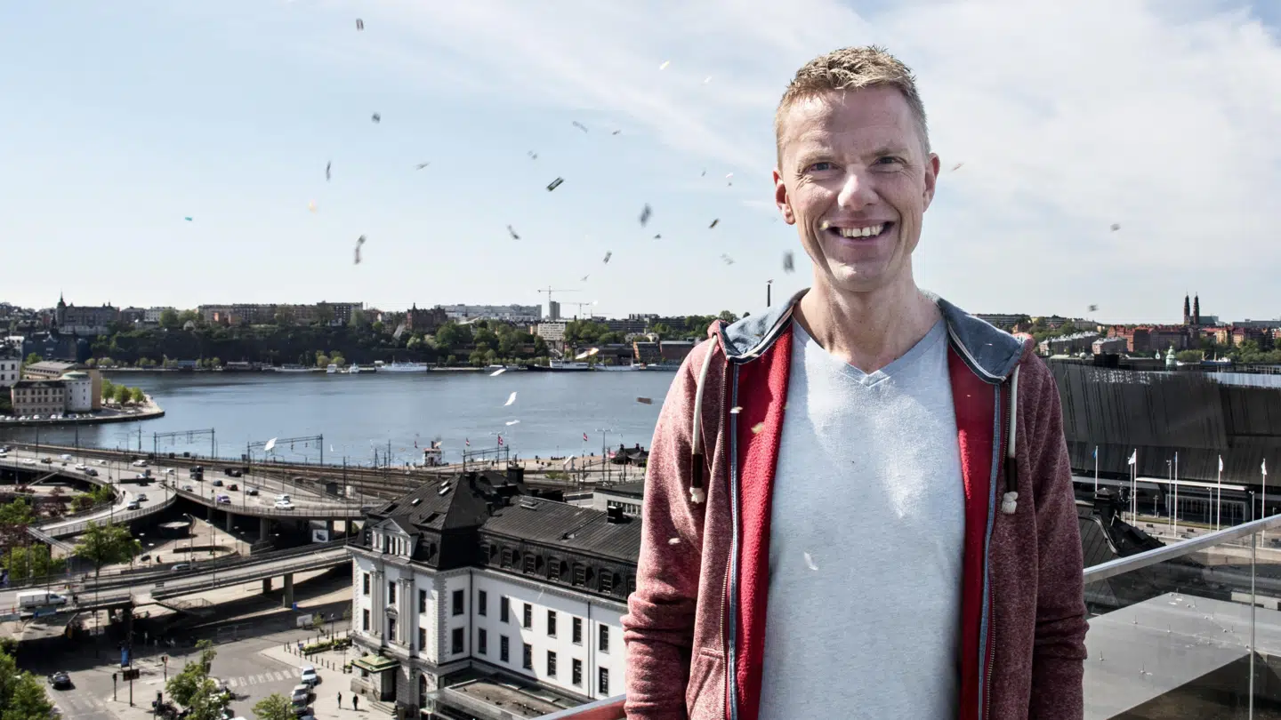 Melodi Grand Prix-kommentator Ole Tøpholm i Stockholm i forbindelse Eurovision 2016. Nu er han blevet fyret af DR i forbindelse med den store sparerunde.