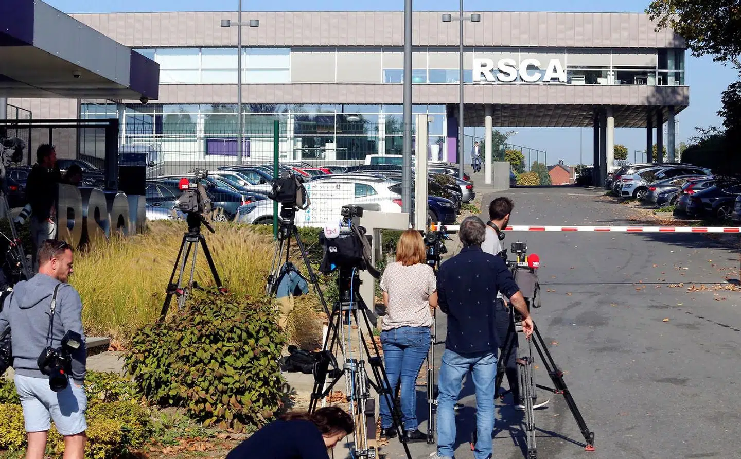 Journalister samlet foran Neerpede træningsanlæg i den belgiske klub Anderlecht i Bruxelles, Belgien.