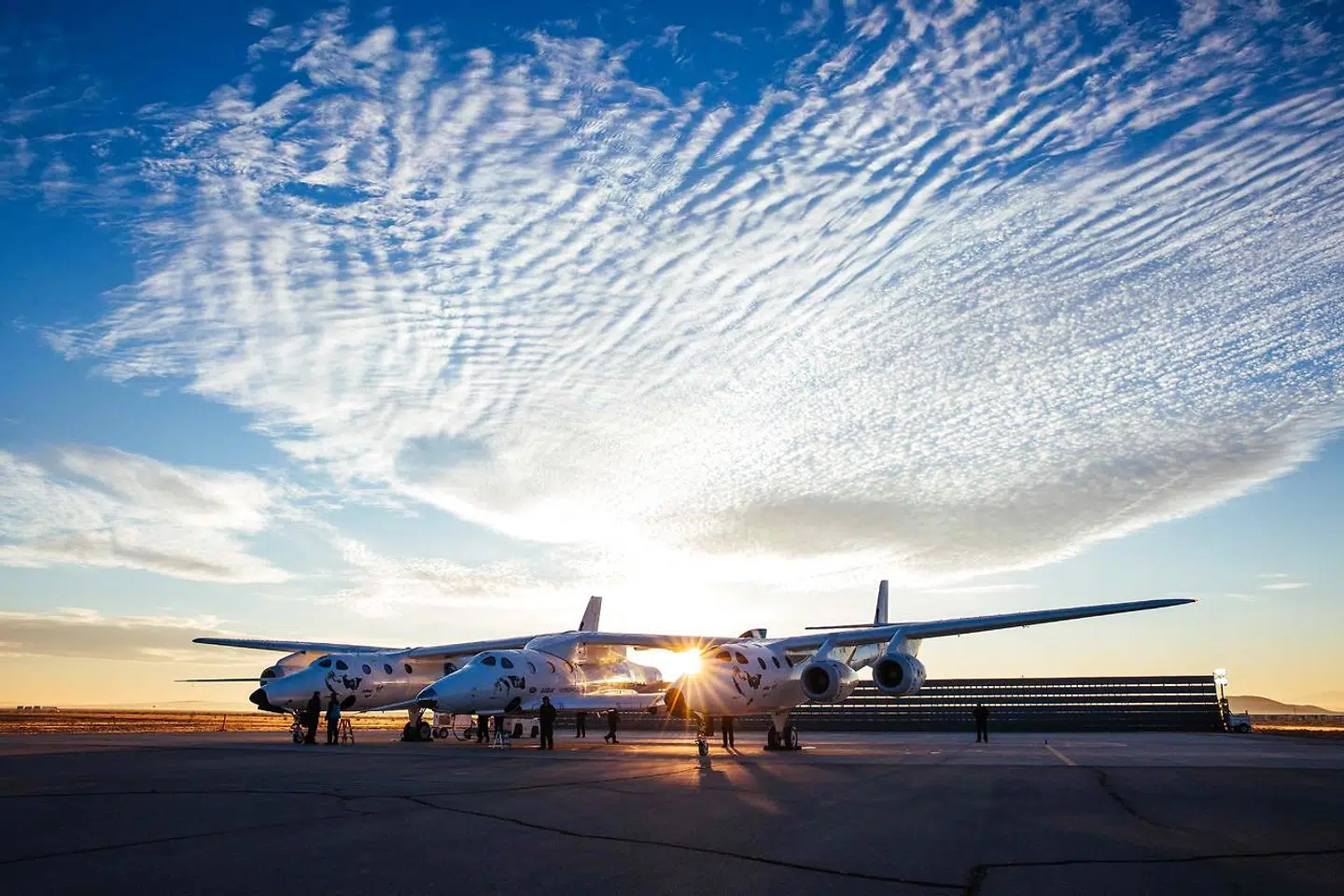 Her ses fartøjet SpaceShipTwo - ophængt under et fly, der skal bringe de et godt stykke op mod rummet.