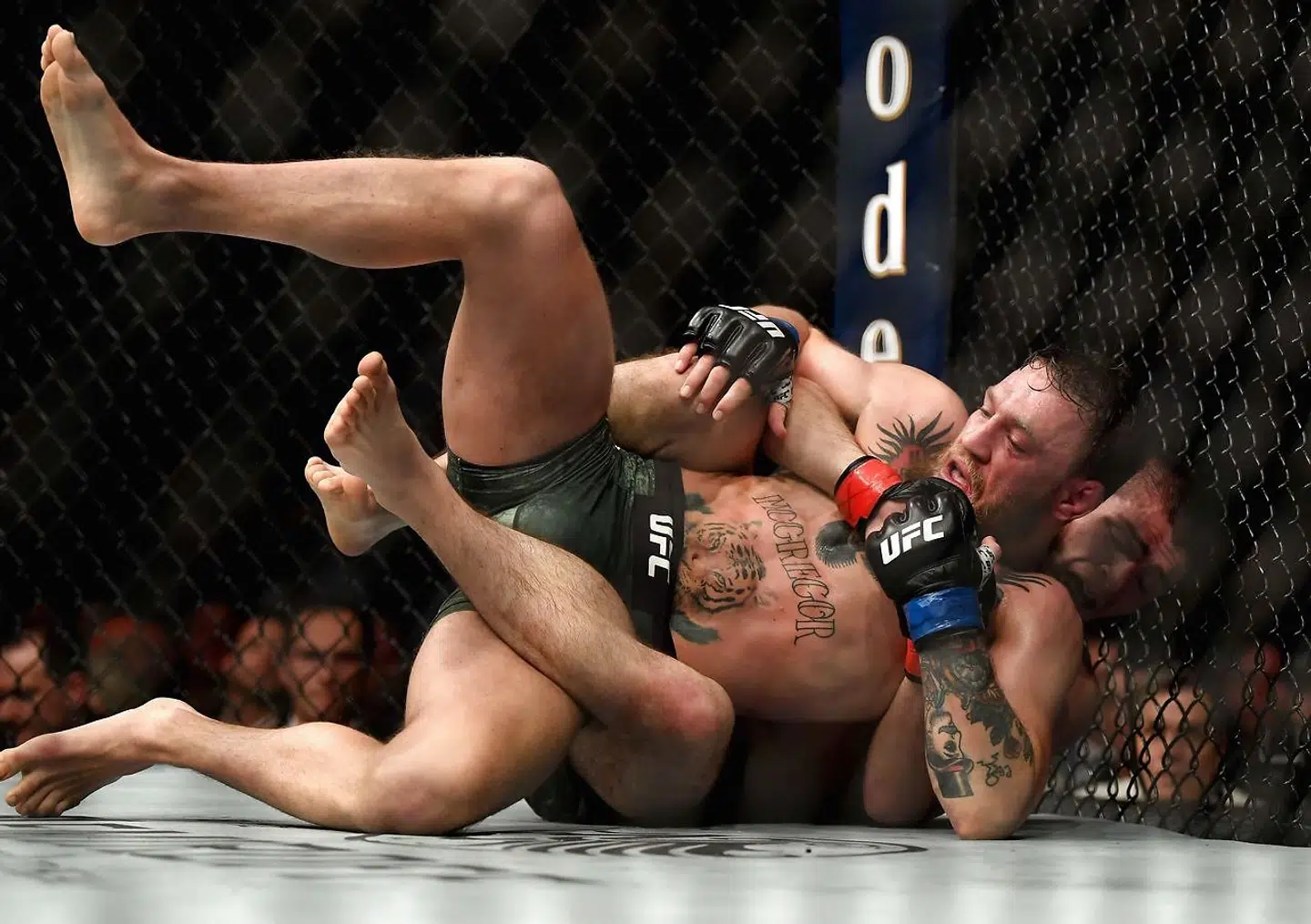 Khabib Nurmagomedov gav Conor McGregor så mange tæv, at han nu officielt må holde pause fra ringen. (Photo by Harry How / GETTY IMAGES NORTH AMERICA / AFP)