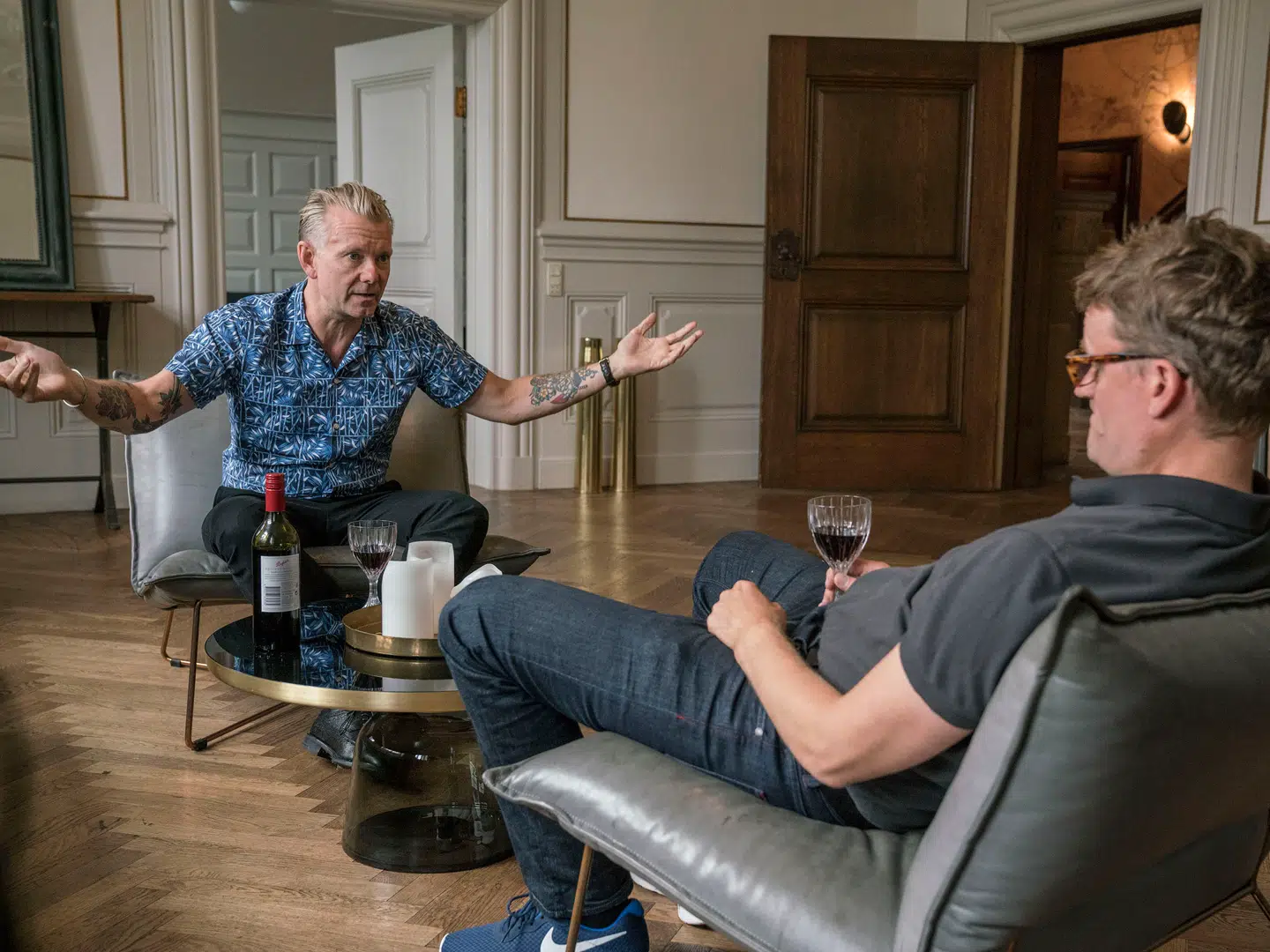 Casper og Frank diskuterer positive og negative ting ved en trekant.