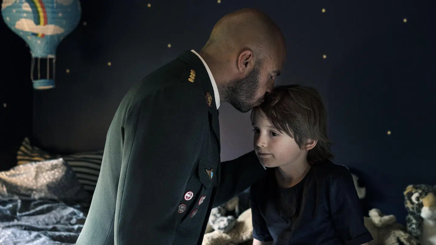 Dar Salim gør det godt i første afsnit af Kriger som den brødebetyngede CC. Her forsøger han at trøste Max, der har mistet sin far i Afghanistan.