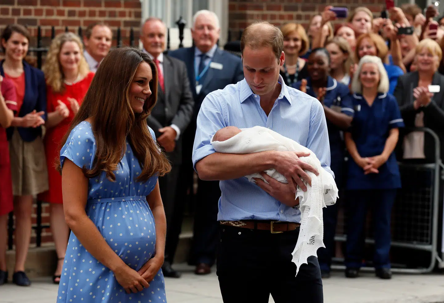 ARKIVFOTO. Mødre verden over hyldede hertuginde Kate for ikke at forsøge at skjule sin 'efterfødsels-mave', efter hun havde født sit første barn i 2013.