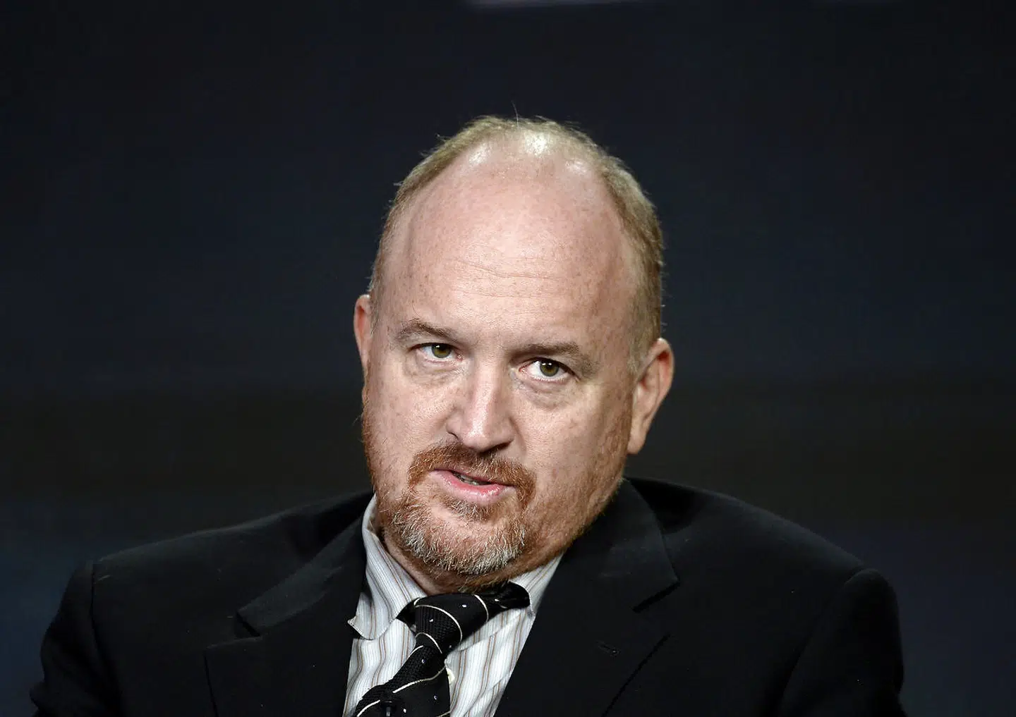 Standup-komiker Louis C.K. har vedkendt, at han er skyldig diverse former for sex-overgreb (han onanerede foran flere kvindelige kollegaer). I dag forsøger den 51-årige komiker at få comeback i klubben 'Comedy Cellar' på Manhattan.