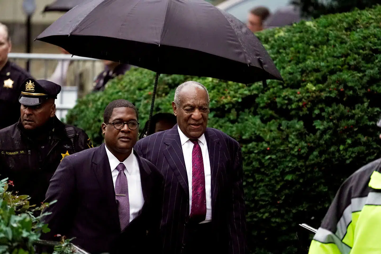 Som et indirekte resultat af MeToo-bevægelsen afsoner komikeren Bill Cosby nu en straf på tre til ti års fængsel for voldtægt.