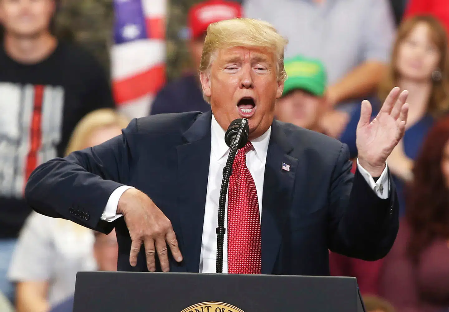 USAs præsident Donald Trump er af over tyve kvinder anklaget for forskellige former for sex-overgreb. Præsidentens popularitet lader trods de alvorlige anklager til at stige. Her gør præsidenten nar ad en handicappet journalist.