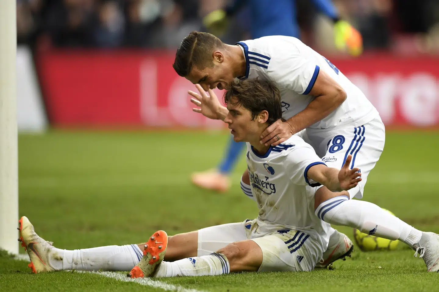 Robert Skov (siddende) fejrer her sit mål til 3-0 i FC Københavns 4-0-sejr over Randers FC i Superligaen. Lars Møller/Ritzau Scanpix