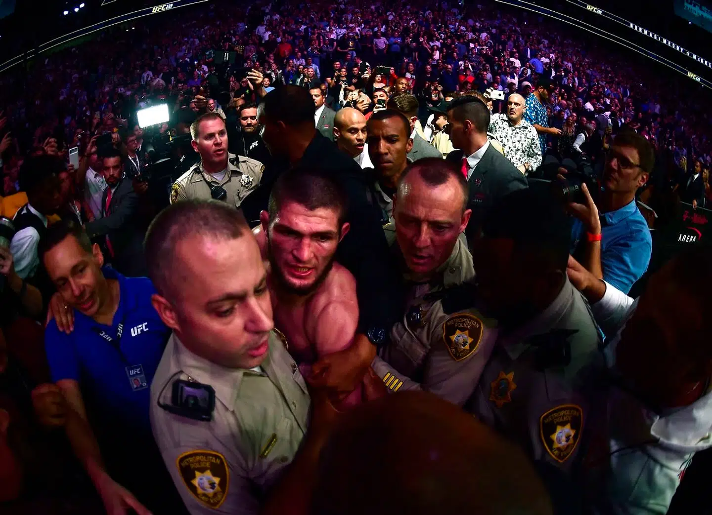 Khabib Nurmagomedov obliver eskorteret ud af arenaen.