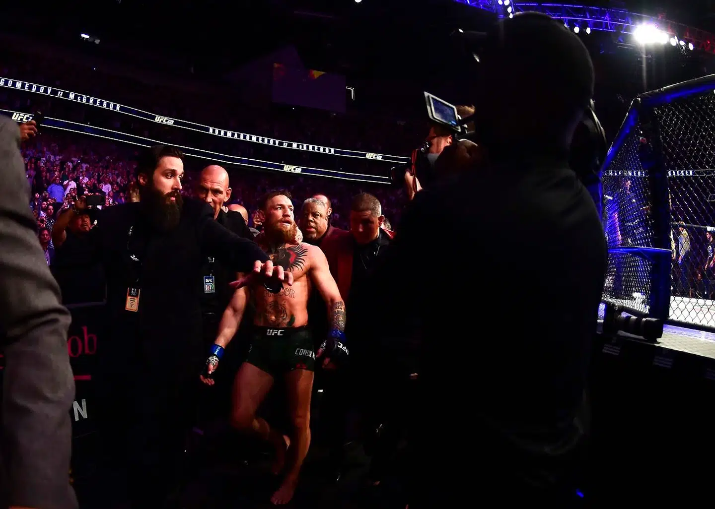 Conor McGregor eskorteres ud af hallen.
