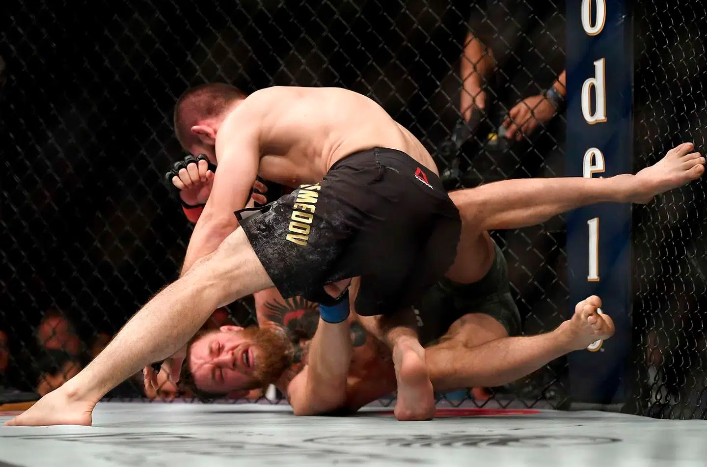 Khabib Nurmagomedov vandt over Conor McGregor (nederst).