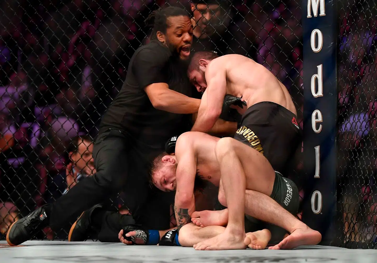 Afgørelsen. Khabib Nurmagomedov vinder her over Conor McGregor.