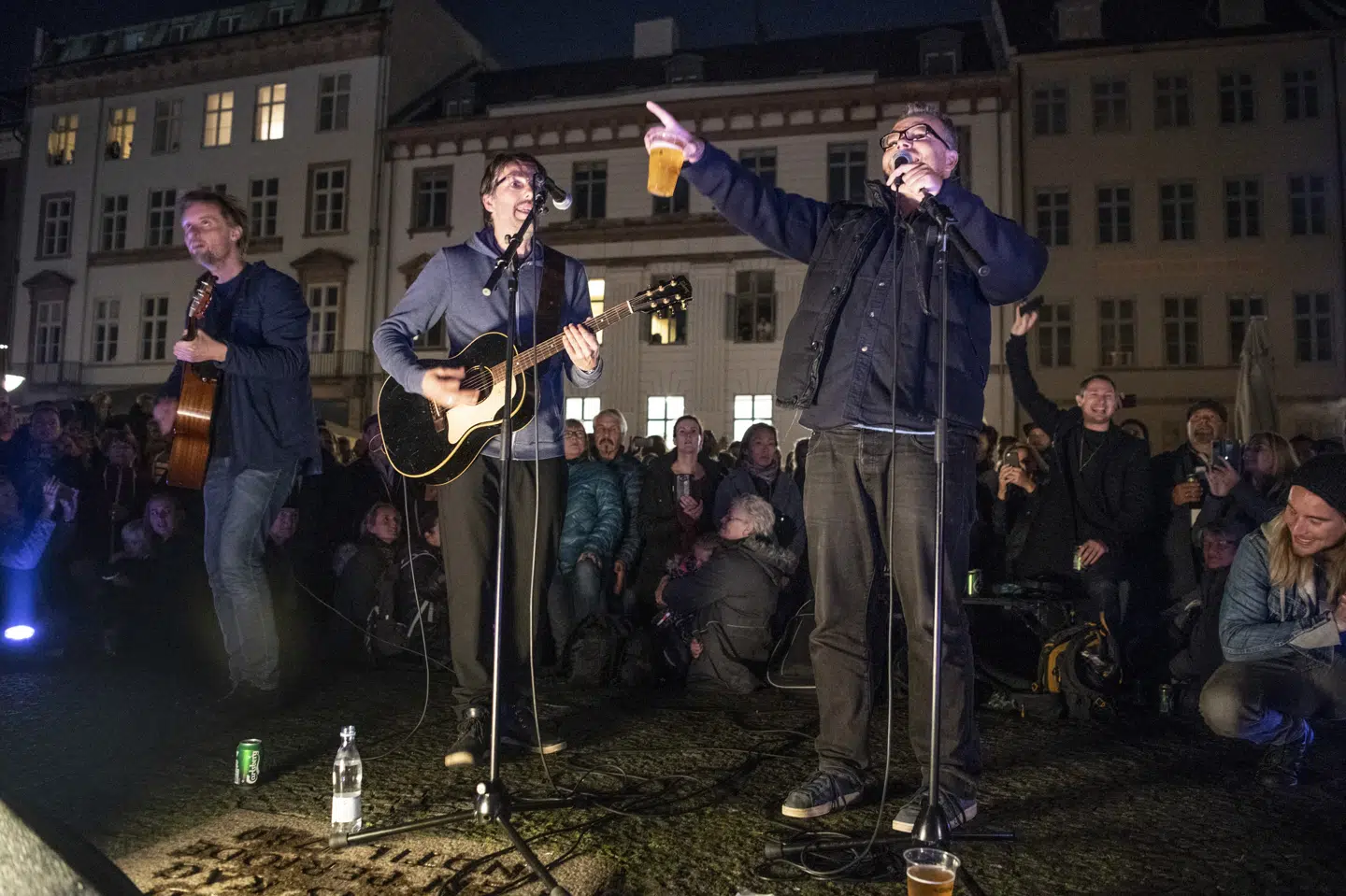 Fredag hyldede musikeren Rasmus Nøhr Kim Larsen under et mindeoptog i København. Søndag står Rasmus Nøhr igen på scenen til ære for musik- og kulturikonet, når han skal optræde til DR's mindekoncert sammen med mange andre på Rådhuspladsen i København. Nils Meilvang/arkiv/Ritzau Scanpix