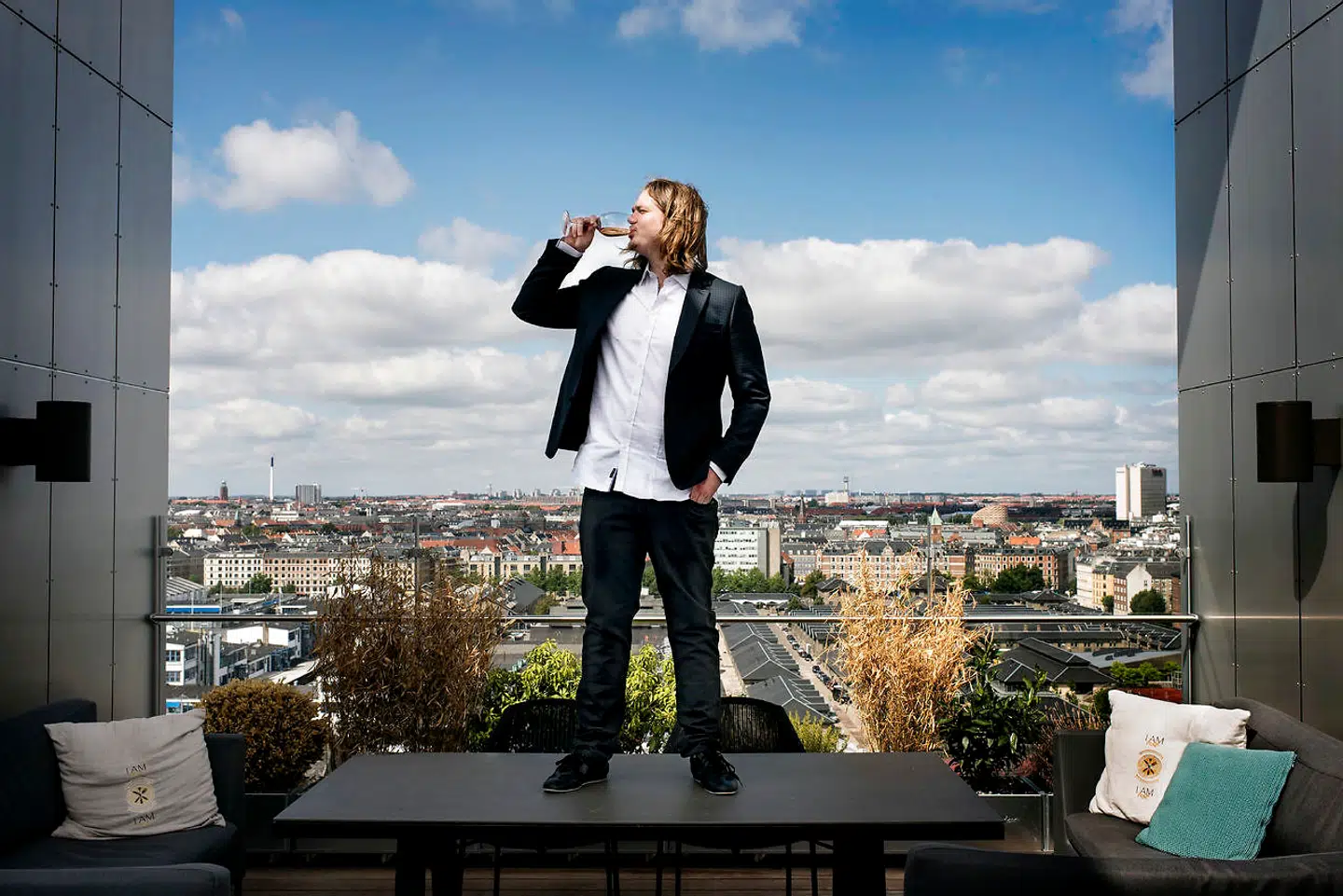 28-årige Martin Bundgaard har levet et liv med vilde fester over hele verden. Nu ejer han en virksomhed, der sælger rosé, vodka og andre former for spiritus.