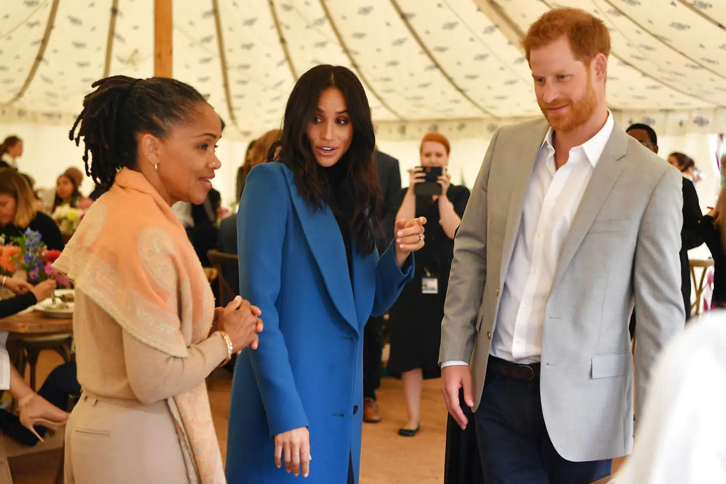Hertuginde Meghan fotograferet med sin mor Doria Ragland og prins Harry.