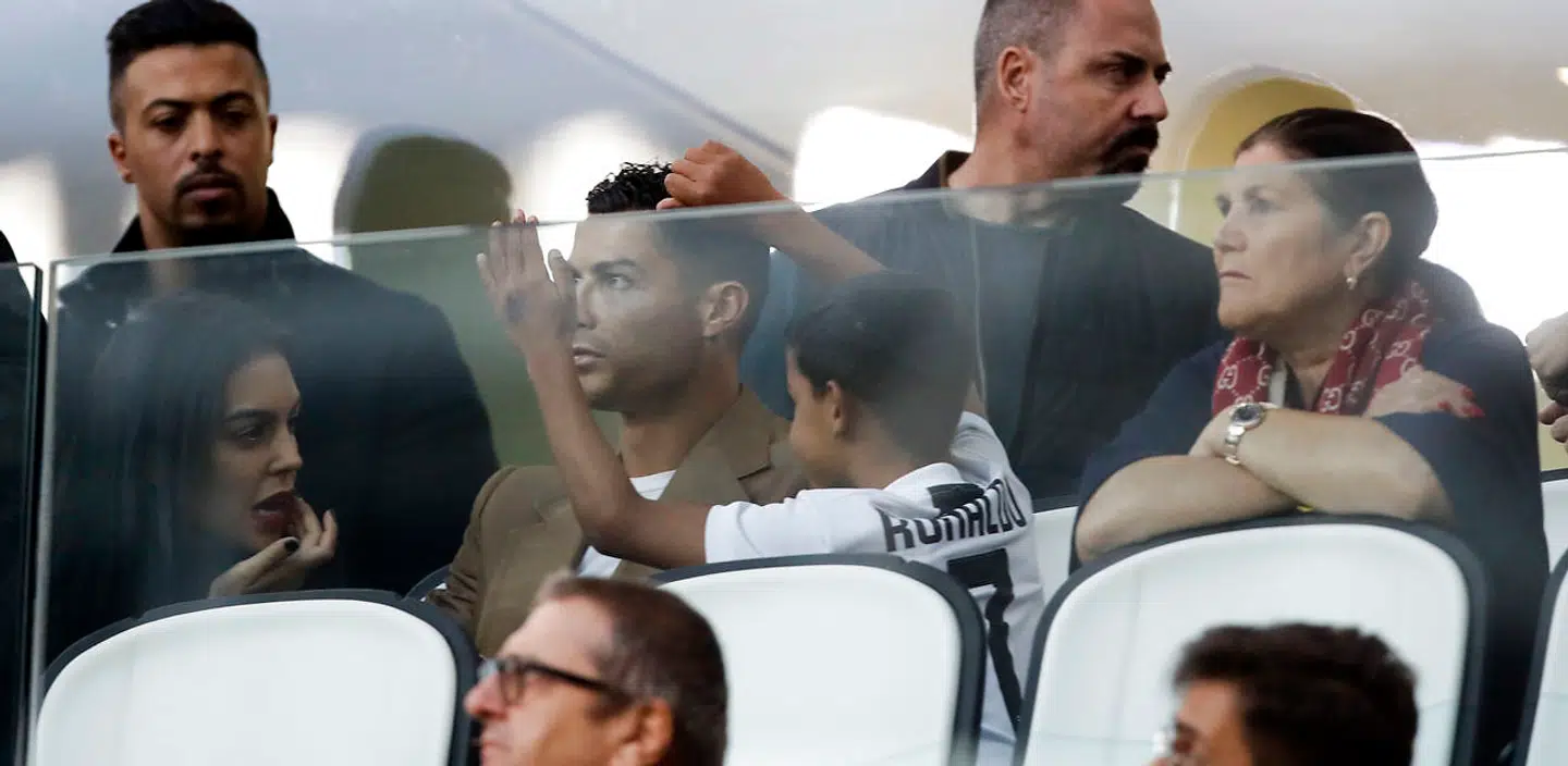 Criustiano Ronaldo med sin familie på tribunen til Juventus' CL-kamp i denne uge.