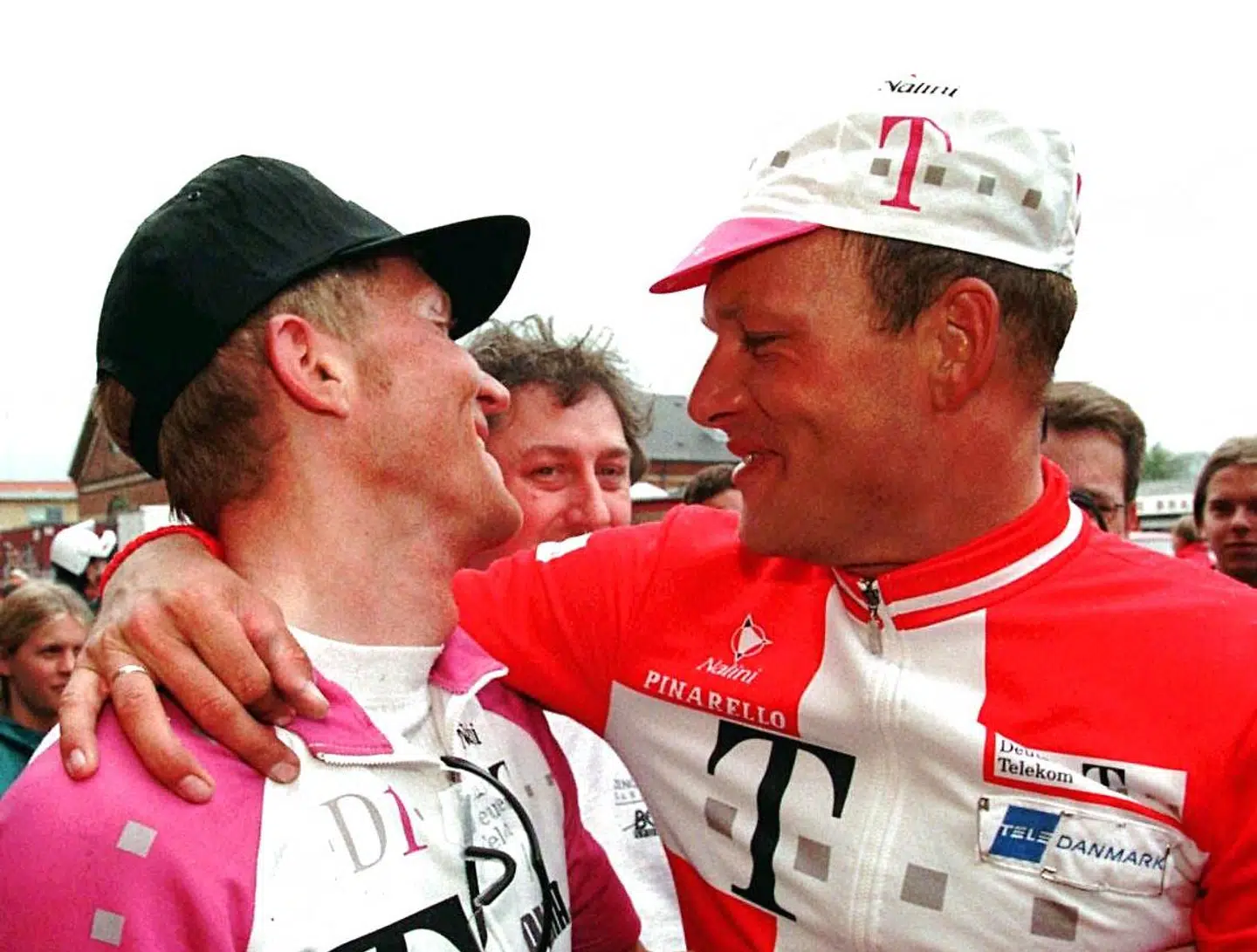 Glæde hos Brian Holm og Bjarne Riis efter cykelløbet Grand Prix Midtbank i Herning søndag d. 11 maj 1997.