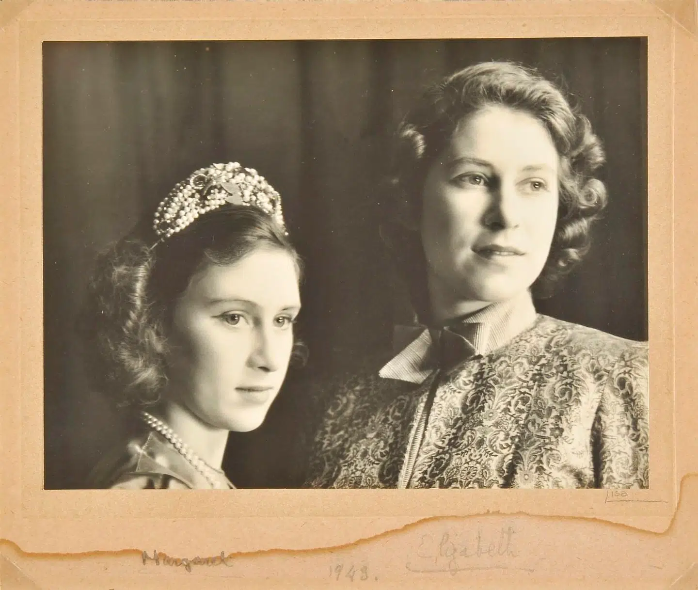 Arkivfoto. På det affotograferede billede fra 1943 ses prinsesse Margaret (til venstre) sammen med sin søster, den senere dronning Elizabeth.