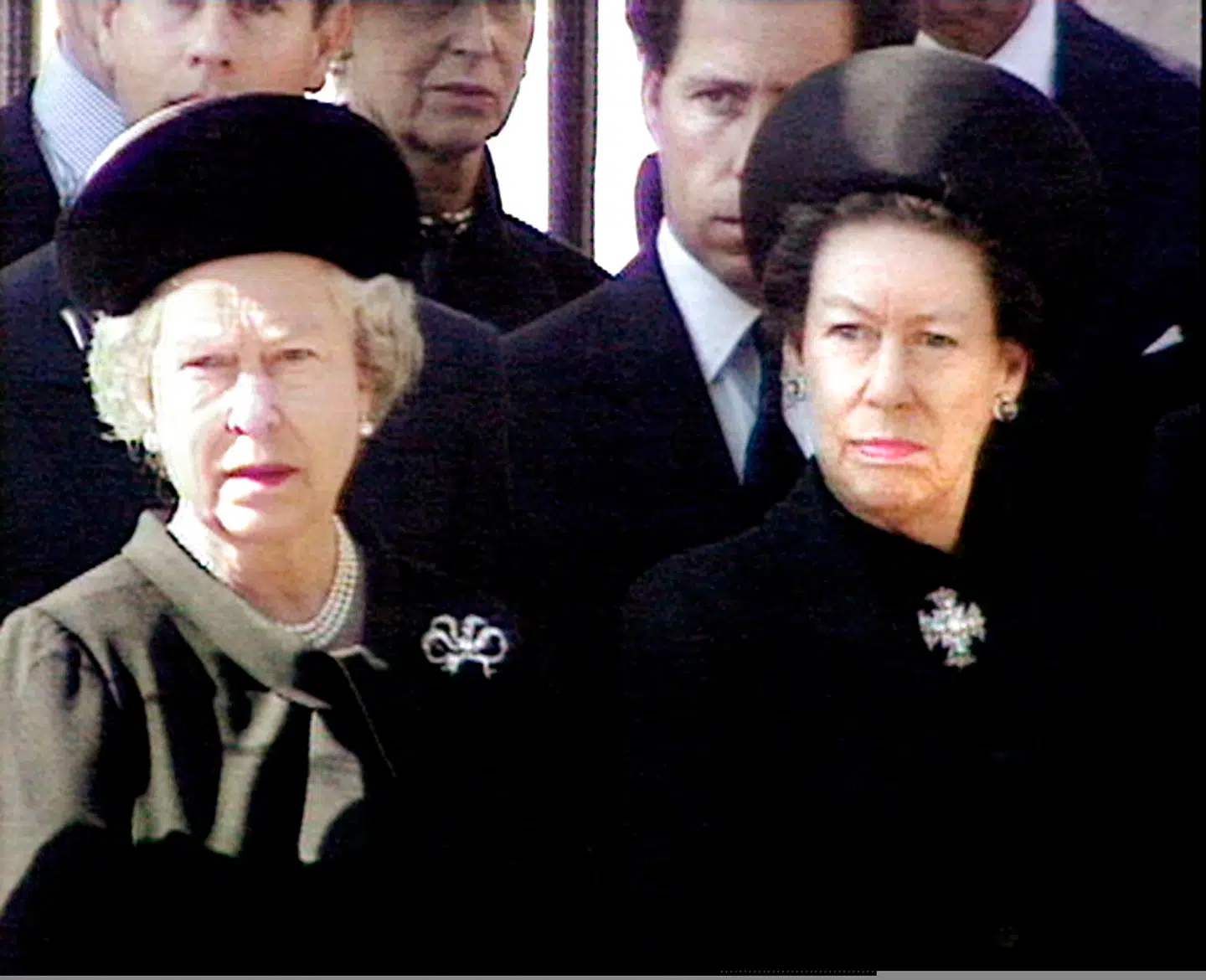Prinsesse Margaret (til højre) og dronning Elizabeth under prinsesse Dianas begravelse.