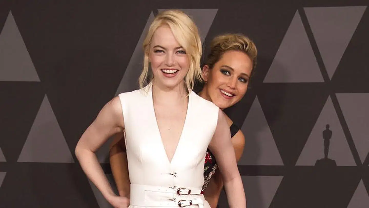 Skuespiller Emma Stone (th) og Jennifer Lawrence.