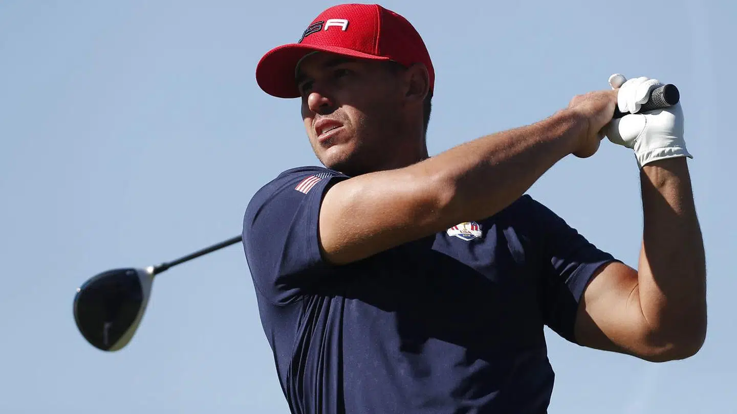 Det var en bold fra amerikanske Brooks Koepka der uheldigvis ramte kvinden i ansigtet.