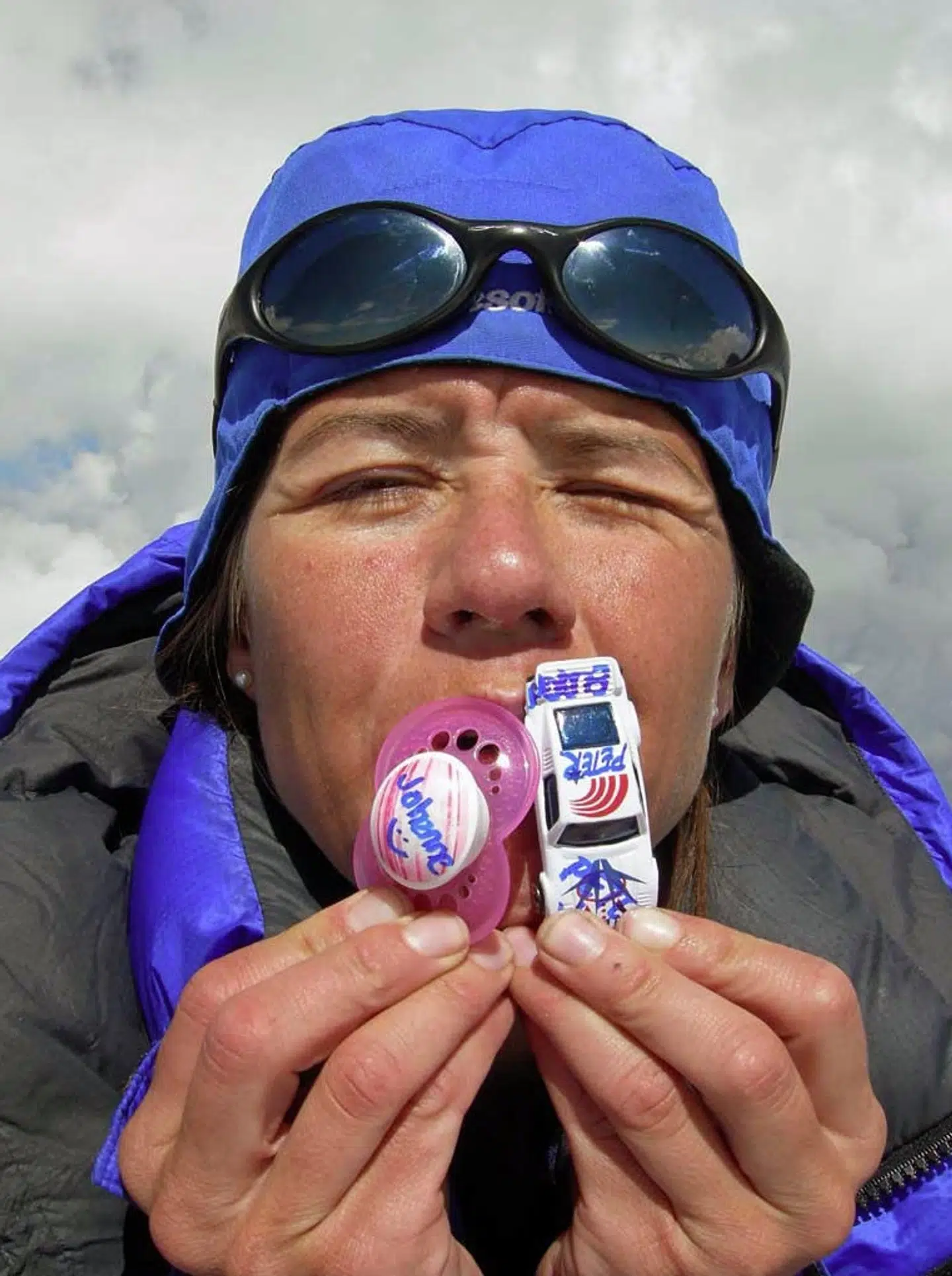 I 2006 besteg Astrid Simonsen Joos det rusiske bjerg Mt. Elbrus, der er 5642 m høj.