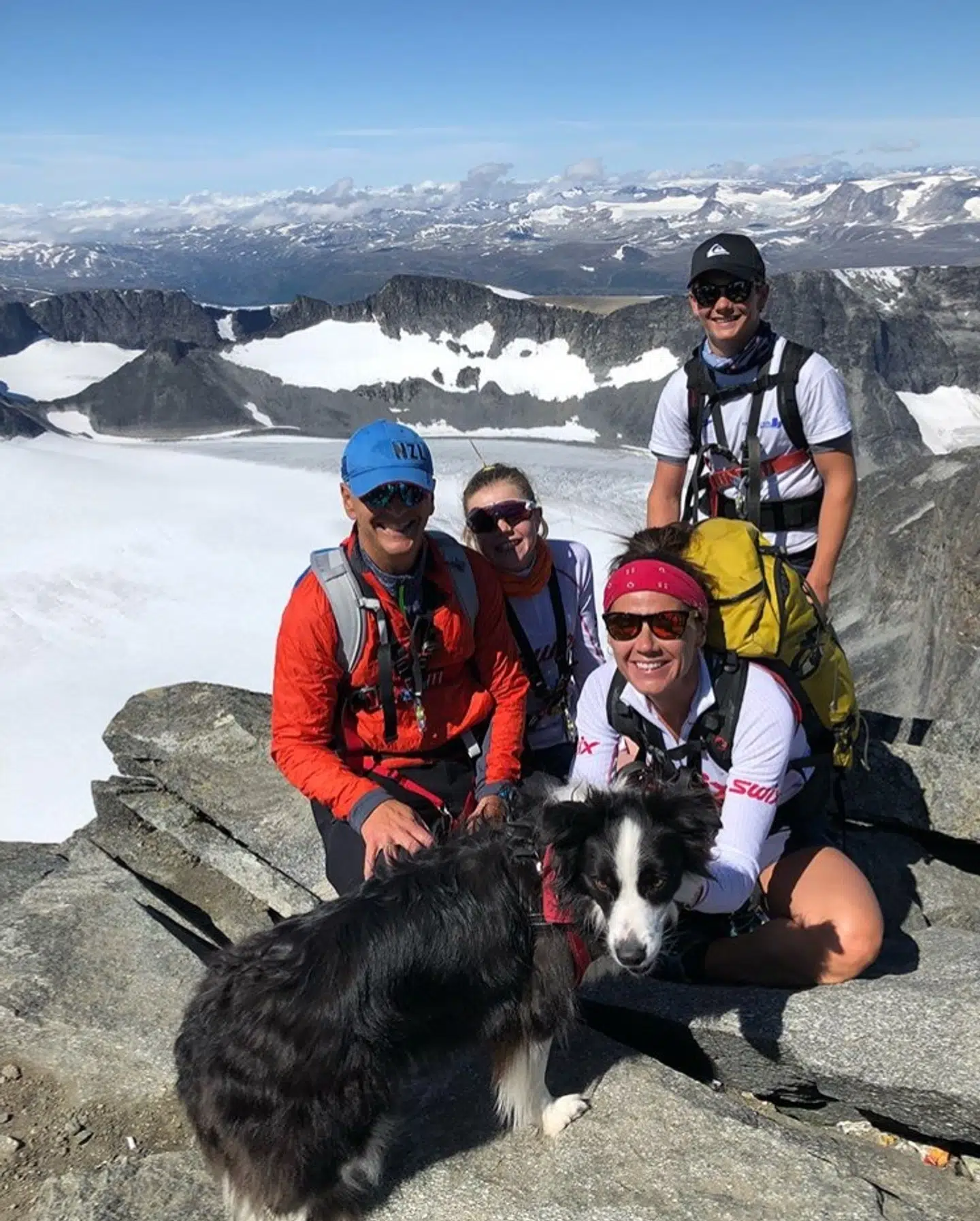 Hele familien Joos på toppen af Galdhøpiggen - Norges højeste fjeld.