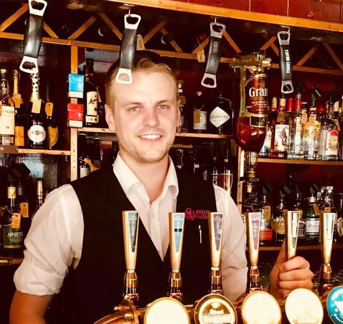 Nikolaj Haun Hansen har skænket utallige øl for Kim Larsen på Lørups Vinstue i Odense. Privatfoto