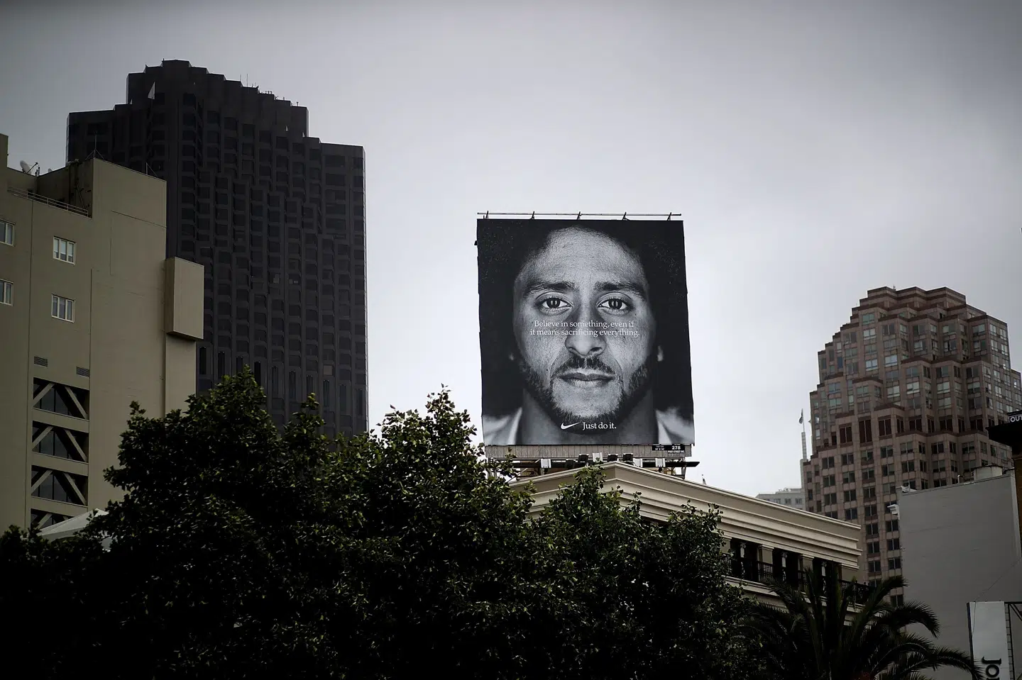 NFL-ekspert Anton Bodilsen vurderede i september, at den tidligere quarterback Colin Kaepernick aldrig kommer til at få en kontrakt igen. - Jeg tror, hans karriere er slut, sagde Bodilsen. Justin Sullivan/Ritzau Scanpix