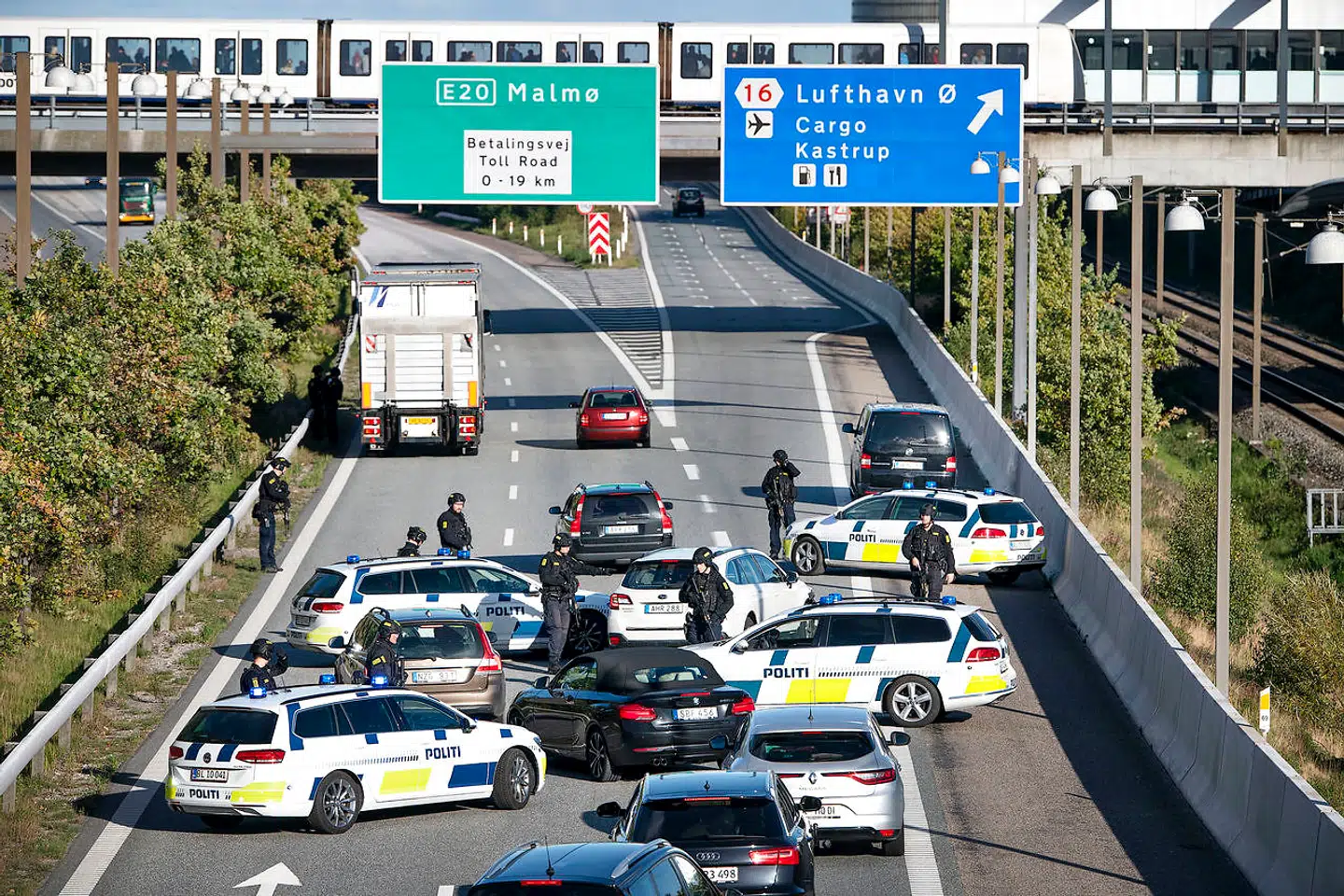 (ARKIV) Sidste afkørsel inden Øresundsbroen lige ved Københavns Lufthavn. Øresundsbroen og meget andet lukket pga stor politiaktion fredag den 28. september 2018. En misforståelse lå bag omfattende jagt på en sort Volvo V90.