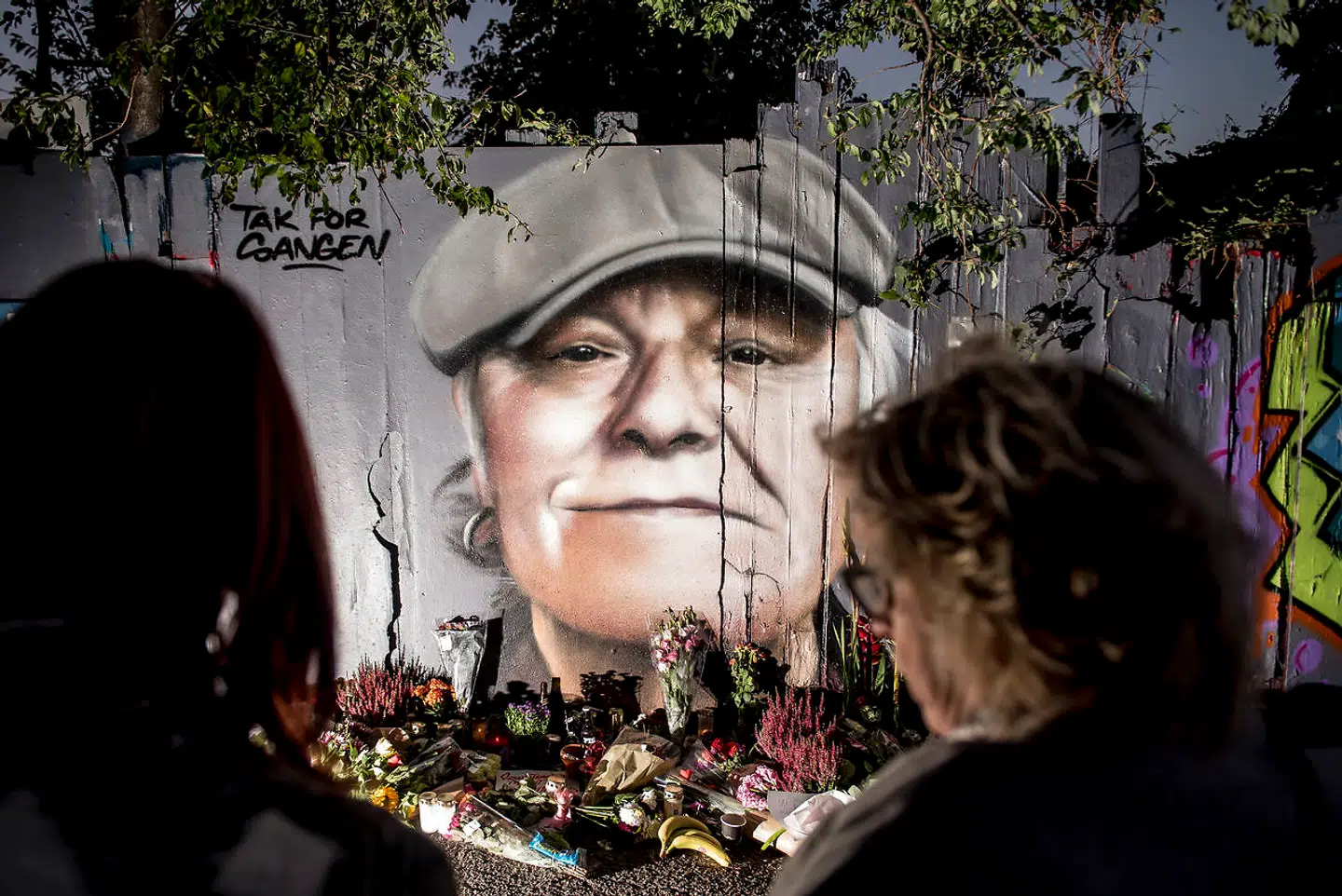 Blomster, øl, smøger og hilsner er lagt foran det portræt, der er blevet malet på hegnet ind mod Christiania på Prinsessegade i København til ære for danskernes nationalskjald, Kim Larsen.