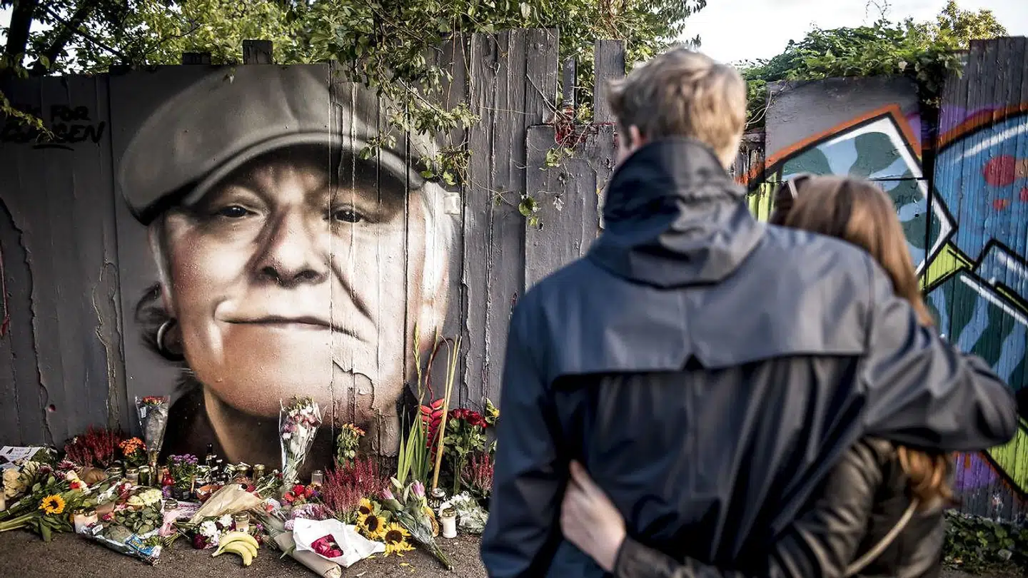 Blomster, øl, smøger og hilsner er lagt foran det portræt der er blevet malet på hegnet ind mod Christiania på Prinsessegade i København til ære for danskernes nationalskjald Kim Larsen.