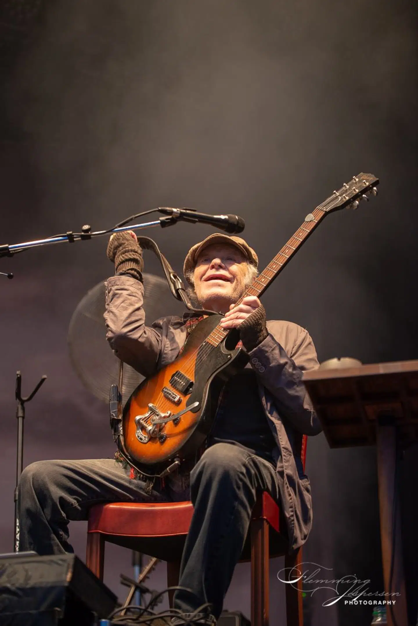 Kim Larsen var glad og smilende, da han spillede sin sidste koncert nogensinde foran 10.000 mennesker i Holbæk den 25. august