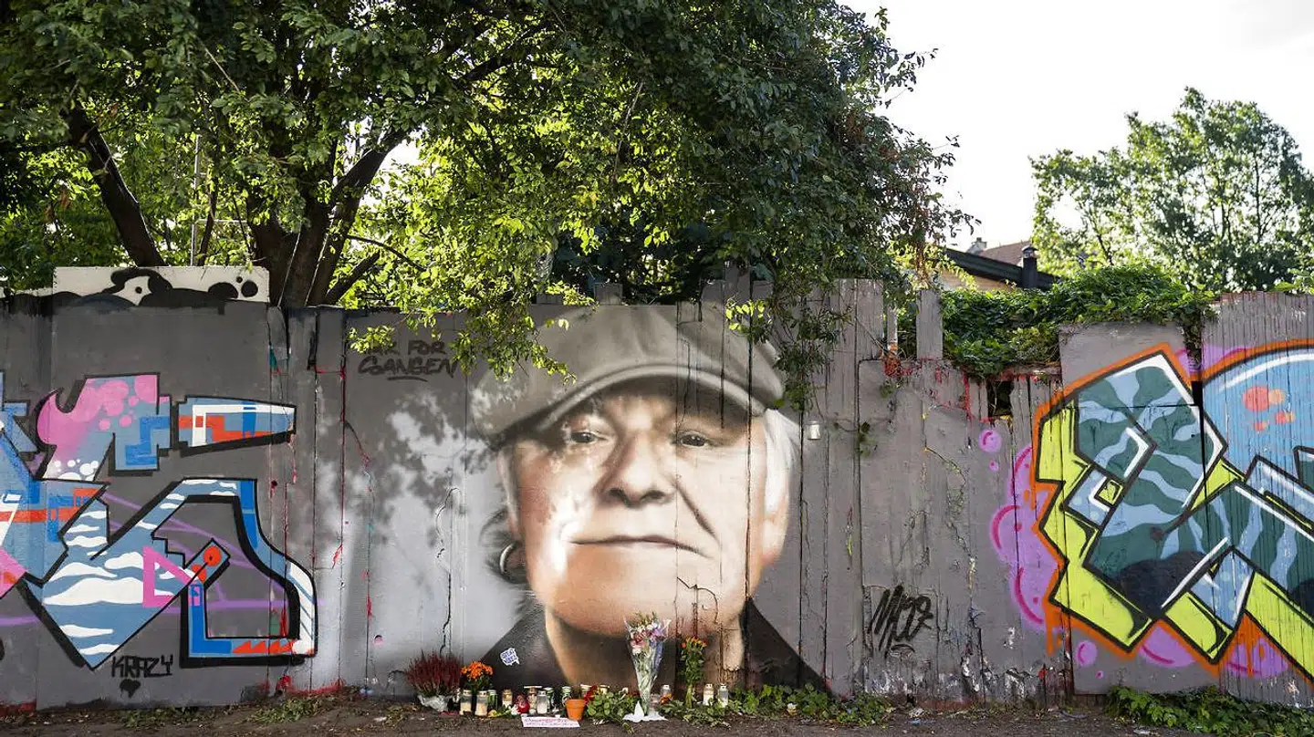 Kim Larsen sov stille ind søndag den 30. september 2018. Blomster, øl, smøger og hilsner er lagt foran det portræt, der er blevet malet på hegnet ind mod Christiania på Prinsessegade i København til ære for danskernes nationalskjald.
